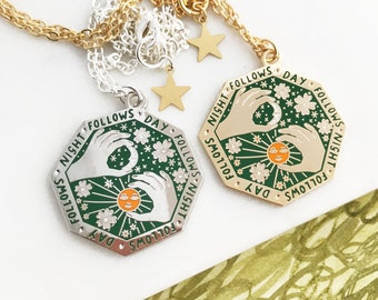 Collier avec pendentif en émail La nuit après le jour - Vert foncé, bijoux célestes, bijoux soleil et lune, collier hexagonal