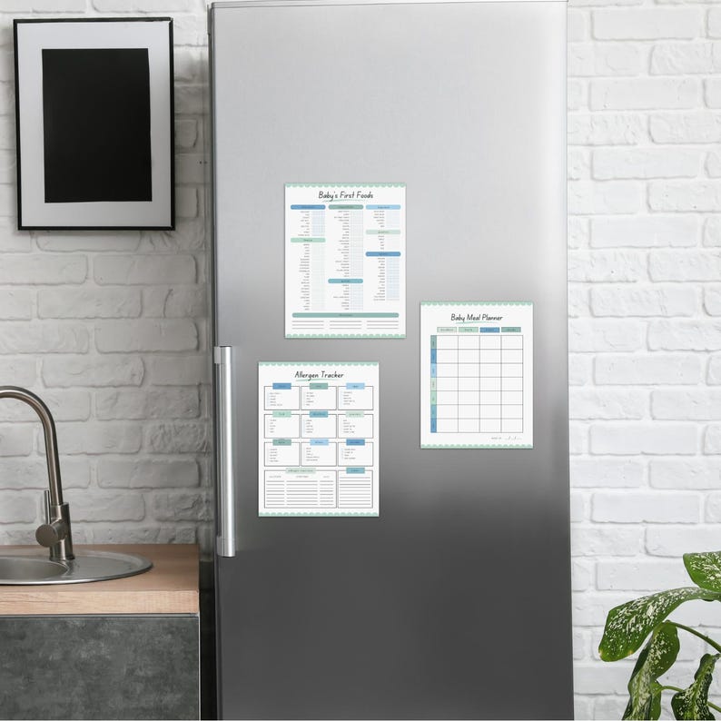 Puede incluir: Tres tablas imprimibles para un refrigerador, con un esquema de color azul y verde. Las tablas se titulan "Baby's First Foods", "Allergen Tracker" y "Baby Meal Planner".