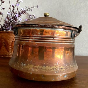 Antieke handgehamerde koperen ketel met deksel uit de jaren 1920