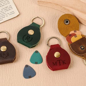 Personalized leather guitar pick holder and Airtag case,Custom guitarist gifts,Guitar pick case,Keychain to store guitar picks,Gifts for him