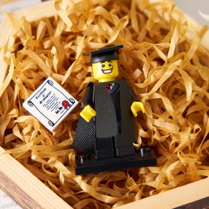 Benutzerdefinierte graduierte Minifigur 2025, graduierte Minifiguren, Geschenk für Sie und Ihn, benutzerdefinierte Zahlen, Abschlussgeschenk, graduierte Minifigur