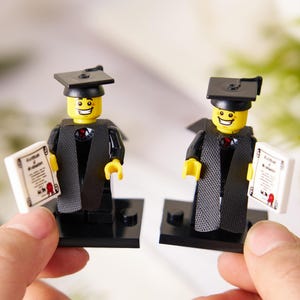 Benutzerdefinierte Graduate Minifigur 2025 Spielzeugziegelsteine, Abschlussgeschenke für Sie und Ihn, Abschlussziegelgeschenke, benutzerdefinierte Abschlussgeschenk, graduierter Minifigur