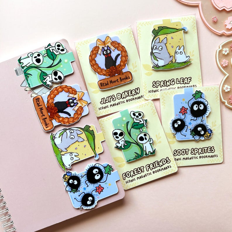 Puede incluir: Una colecci&oacute;n de marcadores magn&eacute;ticos ic&oacute;nicos con varios personajes de anime. Los dise&ntilde;os incluyen un gato negro en una corona, esp&iacute;ritus del bosque, duendes de holl&iacute;n y Totoro con una hoja. Cada marcador tiene un dise&ntilde;o &uacute;nico y el texto "Read More Books".