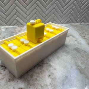 12 réplicas en miniatura impresas en 3D de bidones de cloro coleccionables de 2,5 galones con soporte para cloro.