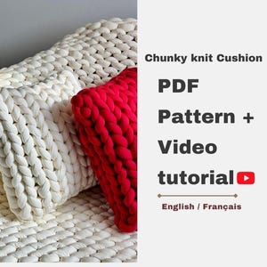 Può includere: Un cuscino bianco in maglia grossa con un cuscino rosso in maglia grossa sopra. L'immagine include il testo "Chunky knit Cushion PDF Pattern + Video tutorial" e "English / Français".