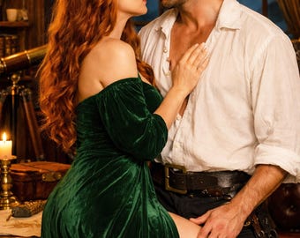 Couverture préfabriquée romance pirate : robe en velours émeraude, scène de cabine d'un couple roux