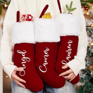 Medias navideñas de terciopelo rojo personalizadas, medias navideñas personalizadas, decoración navideña para el hogar, decoración navideña, detalles navideños, regalos navideños