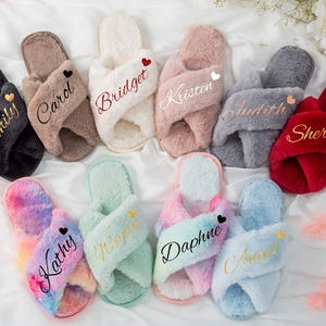 Chaussons de demoiselle d&#39;honneur personnalisés, chaussons personnalisés, chaussons de demoiselle d&#39;honneur, ensemble de chaussons moelleux pour la mariée, cadeau de douche nuptiale, cadeaux de mariage