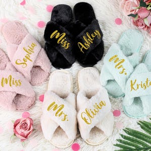 Pantoufles moelleuses personnalisées, chaussons de demoiselle d&#39;honneur personnalisés, chaussons enterrement de vie de jeune fille, cadeau de demoiselle d&#39;honneur, proposition de demoiselle d&#39;honneur, cadeau de douche nuptiale.