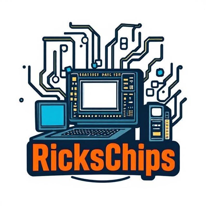 Puede incluir: Ilustraci&oacute;n estilizada de una configuraci&oacute;n de computadora con un monitor, teclado y una pantalla m&aacute;s peque&ntilde;a. El dise&ntilde;o incorpora elementos de placa de circuito y el texto "RicksChips" en naranja. La paleta de colores es azul, naranja y blanco.