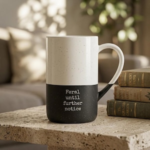 Taza Feral Until Further Notice, taza de café de cerámica moteada, regalo con tipografía grabada