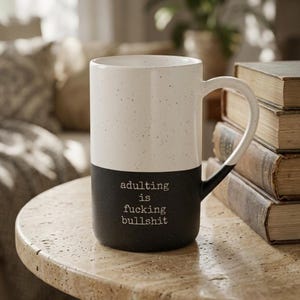 Tazza "Adulting Is F*cking Bullsh*t", regalo divertente per adulti, tazza da caffè maculata da 385 ml con incisione.