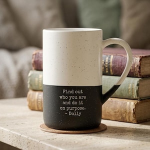 Descubra quem você é e faça isso de propósito | Caneca de cerâmica salpicada 384 ml