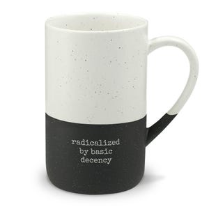 Radikalisiert durch grundlegende Anständigkeit. Gesprenkelter Keramikbecher | 370 ml graviert