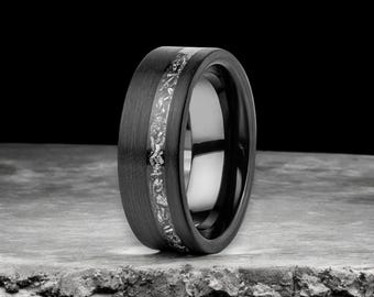Bague en tungstène noir : incrustation de météorites, alliance mate brossée (8 mm)