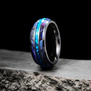メンズ タングステン リング ブルー グロウストーンとアワビ貝のインレイ付き 幅 8 mm の結婚指輪 彼へのユニークなギフト 海にインスパイアされたジュエリー