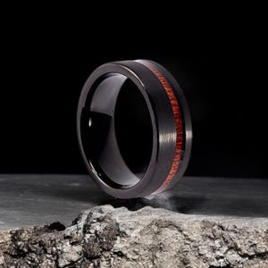 Herren Wolfram Ring Schwarz mit KOA Holz Inlay - 8 MM Wolframcarbid Ehering - Langlebig & Stilvoller Herrenring - Hawaiischer Verlobungsring