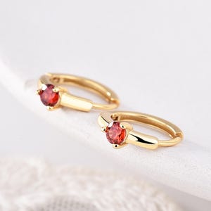 Orecchini a cerchio con pietre portafortuna in argento sterling｜Delicati orecchini a cerchio con pietra preziosa・Gioielli in zircone・Cerchietti impilabili minimalisti・Regalo per lei