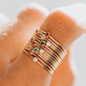 Bague avec pierre de naissance minimaliste, bague personnalisée avec pierres précieuses, bijoux délicats avec pierre de naissance, cadeau d'anniversaire pour elle, bague empilable, cadeau pour maman