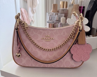Bolso de hombro rosa de piel con forma de media luna, monedero con cadena estilo años 2000, dije de flor coqueta, regalo para ella.