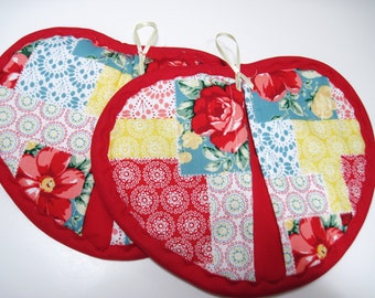 Hot Pad Potholder set Pioneer Woman heart shaped  patchwork Vintage floral red binding