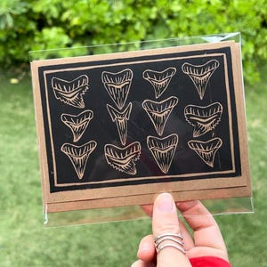 Carte de vœux linogravure dents de requin
