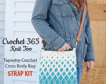 Könnte beinhalten: Eine Frau hält eine weiße und türkisfarbene Tapisserie-Häkel-Umhängetasche mit einem braunen Lederriemen. Die Tasche hat ein Rautenmuster. Der Text "Crochet 365 Knit Too" und "STRAP KIT" ist auf dem Bild zu sehen.