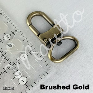 Brushed aged gold-tone U-shape swiveling clip for short shoulder leather straps.