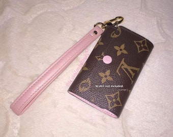 Louis Vuitton - LV Cherished Tab Key Holder - Metal & Monogram Canvas - Women - Luxury