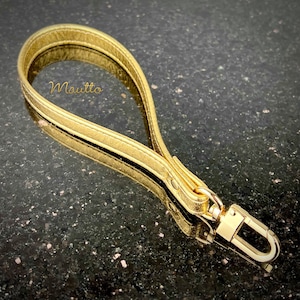 Correa de muñeca de cuero metálico y accesorio de llavero - Cuero real/lujoso - Colores dorado, beige y plateado - Cuero brillante glamoroso