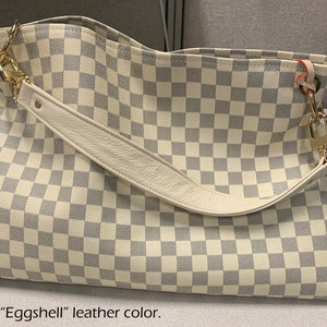 Short shoulder leather strap in Beige leather on customer's bag.
