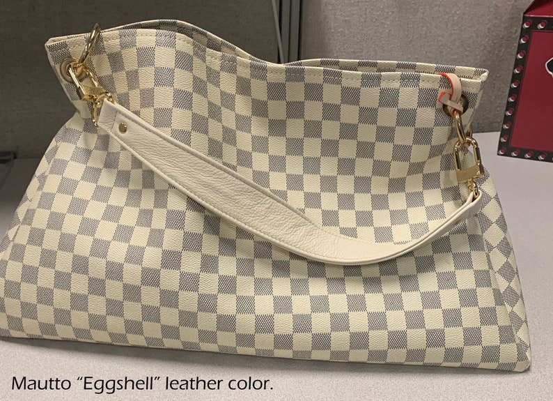 Short shoulder leather strap in Beige leather on customer's bag.