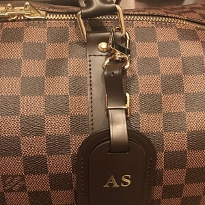 Luggage tag clips with swiveling base so luggage tag lays flat on bag or suitcase. Gold or silver available. Handbag or travel accessory. Customer photo on leather luggage tag.