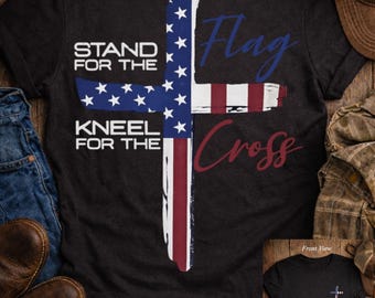 Christian Dad Shirt, Stehen für die Flagge Knien für das Kreuz - Vaterländisches christliches T-Shirt christliches Design-Kreuz und Flaggen-Glaubenskleid