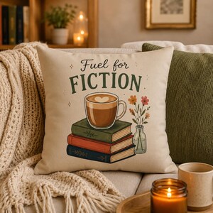 Almofada decorativa "Fuel for Fiction", Almofada para Amantes de Livros, Almofada Aconchegante para Leitura, Decoração Literária para Casa, Almofada Estilo Cottagecore, Presente para Leitores, Decoração Literária