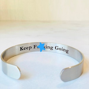 Secret Message Armband, Keep F**king Going Versteckte Nachricht auf Gold, Silber oder Roségold Edelstahl Manschettenarmband eingraviert