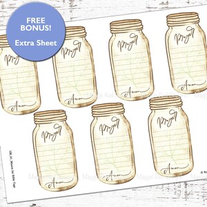 Op de afbeelding: Een vel papier met zeven illustraties van mason jars met een achtergrond van gelinieerd papier. Elke pot heeft het woord Prayer bovenaan en Amen onderaan in cursief schrift. Een blauwe cirkelvormige afbeelding in de hoek leest FREE BONUS! Extra Sheet.