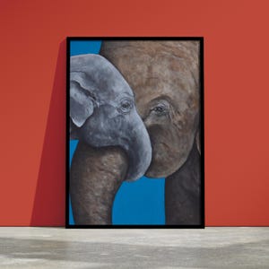 Stampa artistica di mamma e cucciolo di elefante - Dipinto emozionale sulla fauna selvatica, sfondo blu, stampa artistica da parete con elefante incorniciata per gli amanti degli animali