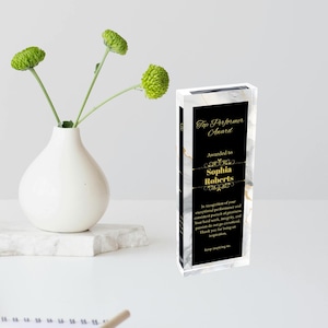 K&ouml;nnte beinhalten: Eine schwarze und wei&szlig;e Marmor-Muster-Glasplakette mit goldenen Buchstaben. Die Plakette lautet "Top Performer Award" und "Awarded to Sophia Roberts". Der Text setzt sich mit einer Nachricht der Anerkennung f&uuml;r au&szlig;ergew&ouml;hnliche Leistungen und das konsequente Streben nach Gr&ouml;&szlig;e fort.