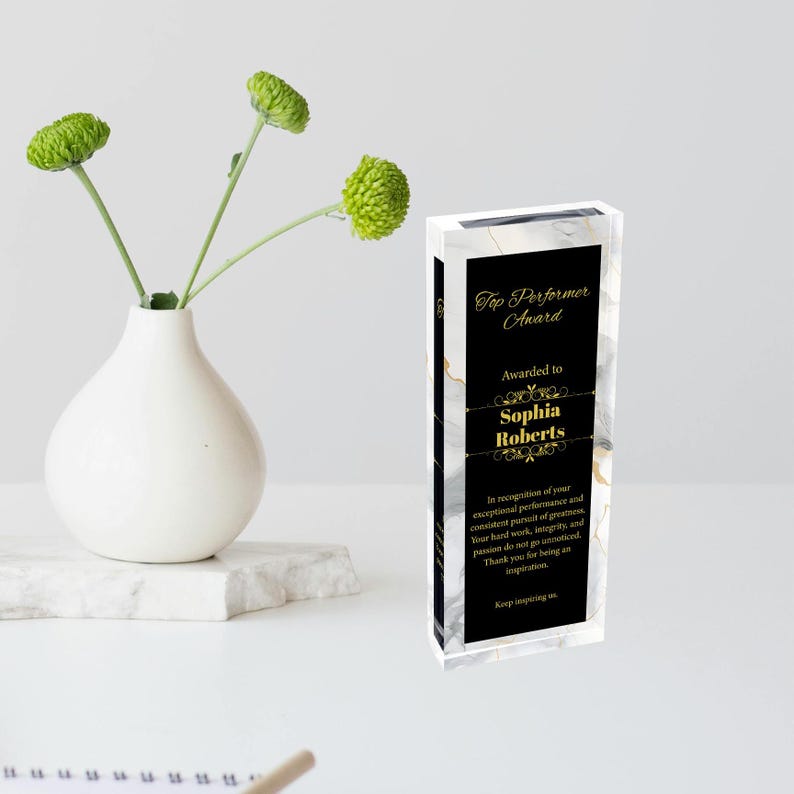 K&ouml;nnte beinhalten: Eine schwarze und wei&szlig;e Marmor-Muster-Glasplakette mit goldenen Buchstaben. Die Plakette lautet "Top Performer Award" und "Awarded to Sophia Roberts". Der Text setzt sich mit einer Nachricht der Anerkennung f&uuml;r au&szlig;ergew&ouml;hnliche Leistungen und das konsequente Streben nach Gr&ouml;&szlig;e fort.
