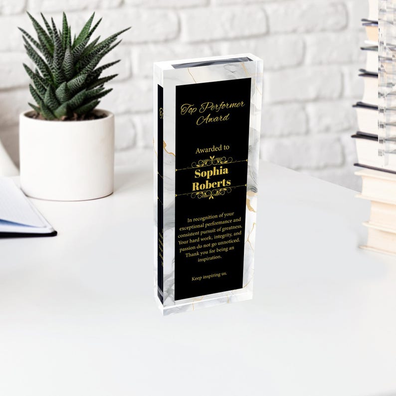 K&ouml;nnte beinhalten: Eine schwarze und goldene Auszeichnungsplakette mit Marmormuster. Die Plakette tr&auml;gt die Aufschrift "Top Performer Award" und "Awarded to Sophia Roberts". Der Text wird mit einer Anerkennung f&uuml;r au&szlig;ergew&ouml;hnliche Leistungen und die konsequente Verfolgung von Gr&ouml;&szlig;e fortgesetzt.