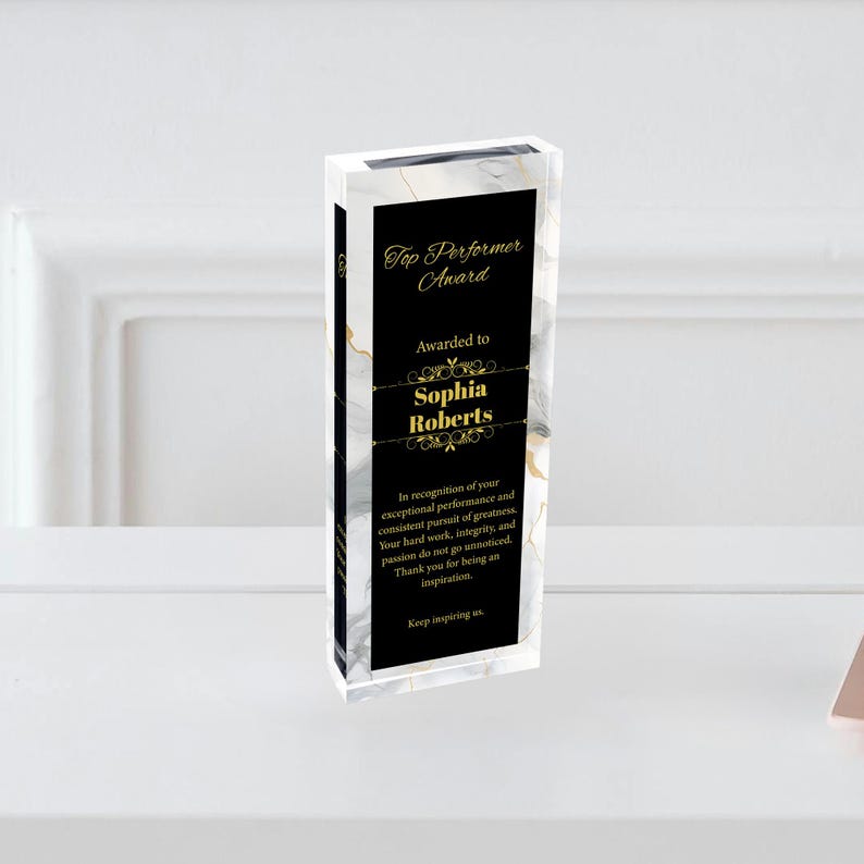 K&ouml;nnte beinhalten: Eine schwarze und wei&szlig;e Marmor-Muster-Acrylauszeichnung mit goldenen Schriftz&uuml;gen. Die Plakette tr&auml;gt die Aufschrift "Top Performer Award" und "Awarded to Sophia Roberts". Die Plakette enth&auml;lt auch eine Anerkennung f&uuml;r au&szlig;ergew&ouml;hnliche Leistungen und die konsequente Verfolgung von Gr&ouml;&szlig;e.