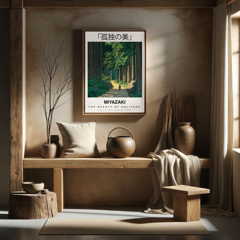 Puede incluir: Un p&oacute;ster minimalista con una escena de paisaje japon&eacute;s de un camino a trav&eacute;s de un bosque. El p&oacute;ster se titula "La belleza de la soledad" y presenta el texto "Miyazaki" en negrita. El p&oacute;ster est&aacute; enmarcado y colgado en una pared en una habitaci&oacute;n con un banco de madera y un jarr&oacute;n con una rama.
