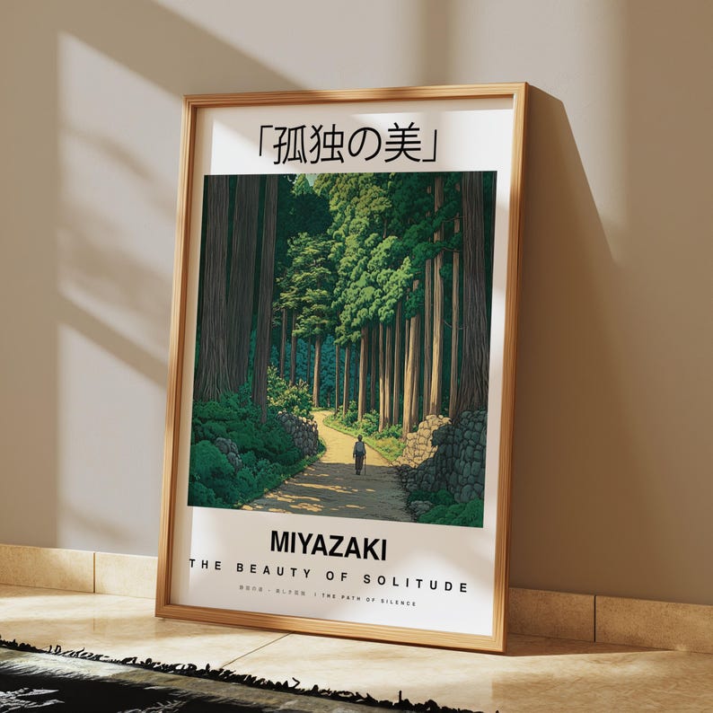 Puede incluir: Un p&oacute;ster enmarcado con una escena de paisaje japon&eacute;s de un camino a trav&eacute;s de un bosque de &aacute;rboles altos. El p&oacute;ster tiene el texto "孤独の美" (Kodoku no Bi) que se traduce como "La belleza de la soledad" y el texto "MIYAZAKI THE BEAUTY OF SOLITUDE BOTE ALTER THE PATH OF SILENCE".
