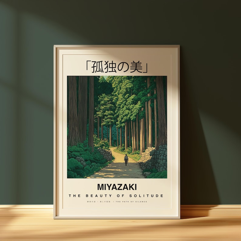 Puede incluir: Una impresi&oacute;n enmarcada con una escena de bosque verde y marr&oacute;n. El texto "The Beauty of Solitude" est&aacute; debajo de la imagen, con las palabras "MIYAZAKI" y "GOOD - BLOOD - THE PATH OF SILENCE" debajo de eso. El texto "『孤独の美』" est&aacute; en la parte superior de la impresi&oacute;n.
