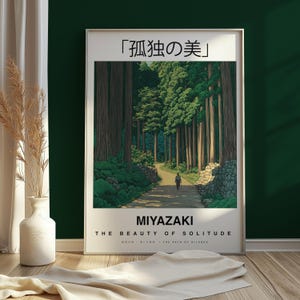 Puede incluir: Un p&oacute;ster minimalista con una escena de paisaje japon&eacute;s. El p&oacute;ster presenta un camino a trav&eacute;s de un bosque de &aacute;rboles altos con una sola persona caminando por el camino. El texto en el p&oacute;ster dice "La belleza de la soledad" y "Miyazaki".