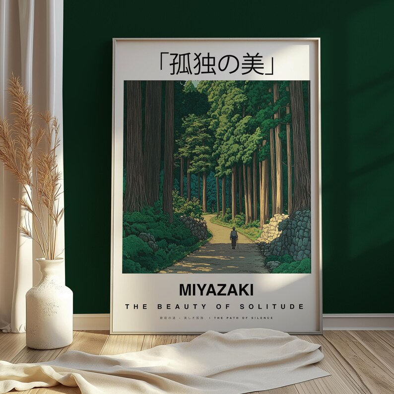 Puede incluir: Un p&oacute;ster minimalista con una escena de paisaje japon&eacute;s. El p&oacute;ster presenta un camino a trav&eacute;s de un bosque de &aacute;rboles altos con una sola persona caminando por el camino. El texto en el p&oacute;ster dice "La belleza de la soledad" y "Miyazaki".