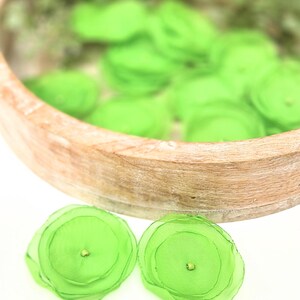 Sheer voile flower appliques, handmade fabric flower embellishments for floral crafts (15pcs)- LIME GREEN BLOSSOMS afbeelding 4