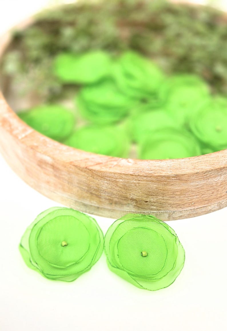 Sheer voile flower appliques, handmade fabric flower embellishments for floral crafts (15pcs)- LIME GREEN BLOSSOMS afbeelding 4
