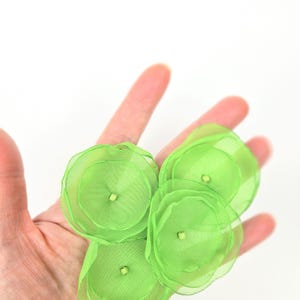 Sheer voile flower appliques, handmade fabric flower embellishments for floral crafts (15pcs)- LIME GREEN BLOSSOMS afbeelding 6